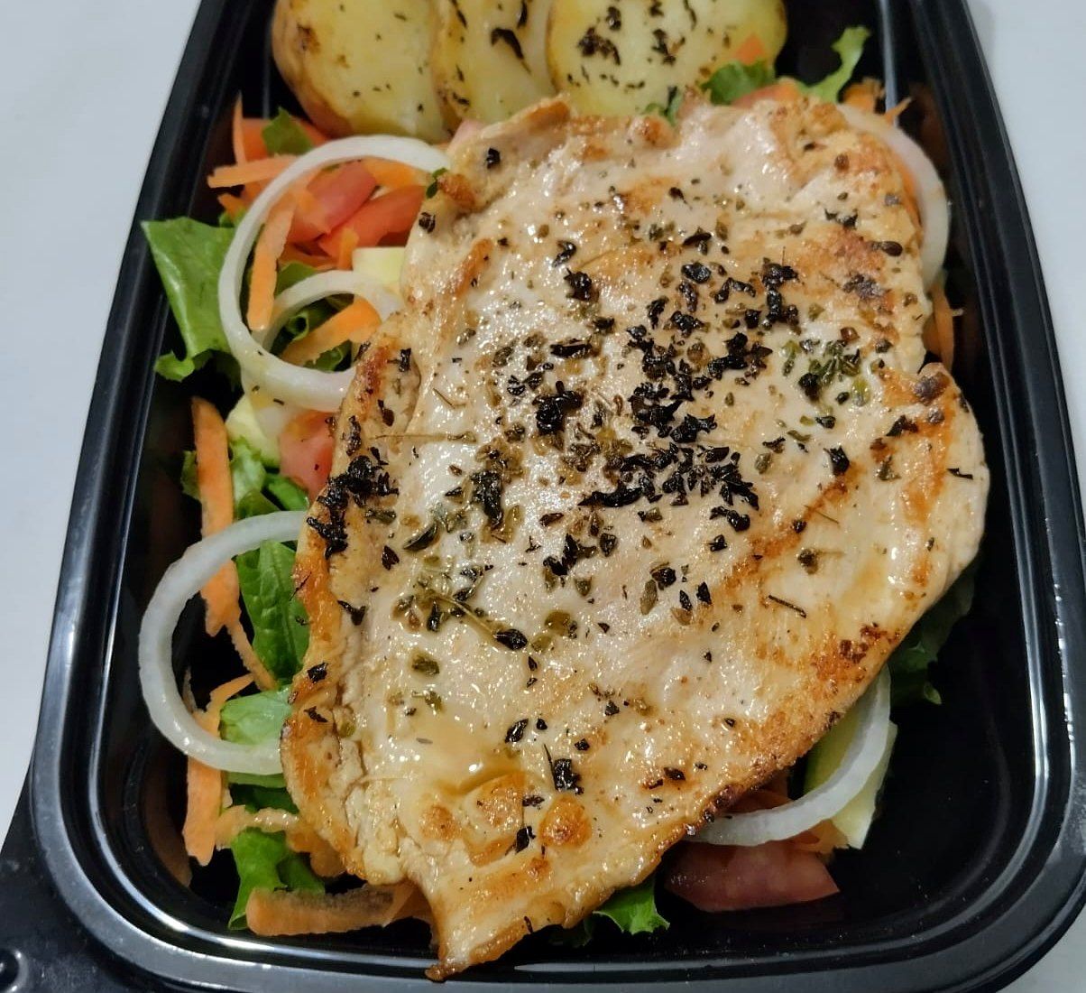Almuerzo ejecutivo: pechuga a la plancha con ensalada y papas